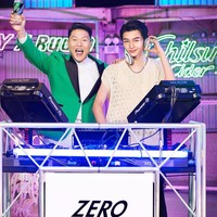 Penyanyi PSY baru-baru ini tampil dalam sebuah iklan minuman. Pelantun Gangnam Style tersebut dipasangkan dengan seorang model tampan yang bikin para netizen penasaran. Foto: Instagram @ryu__id