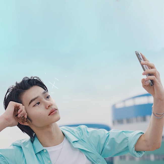 Wajah pria tersebut memang tidak familiar. Banyak orang yang menyangka jika ia adalah artis baru. Foto: Instagram @ryu__id