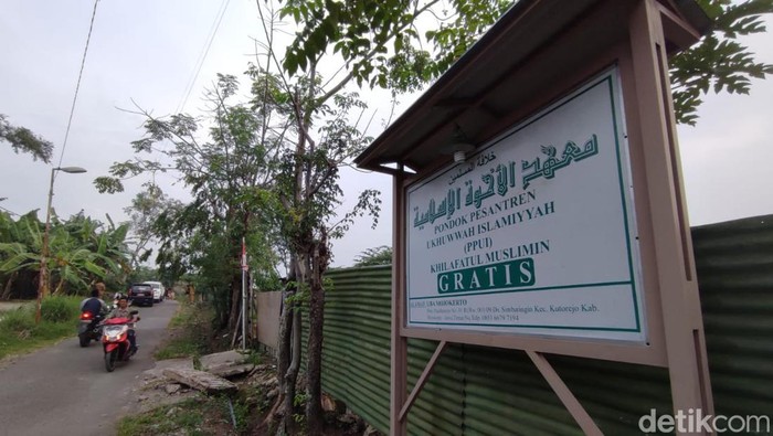 Sekolah Khilafatul Muslimin disoroti pasca penangkapan ketum organisasi tersebut Abdul Qadir Baraja. Berikut informasi tentang sekolah Khilafatul Muslimin.