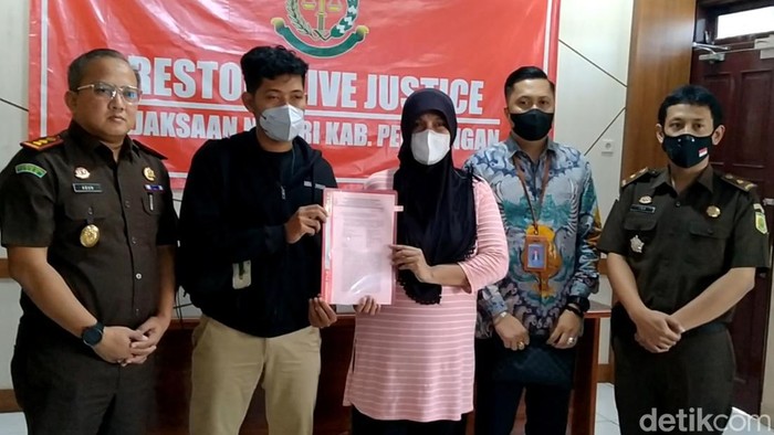 Seorang ibu rumah tangga atau emak-emak di Kabupaten Pekalongan mendapat restorative justice terkait kasus curanmor yang menjeratnya, Kamis (16/6/2022).