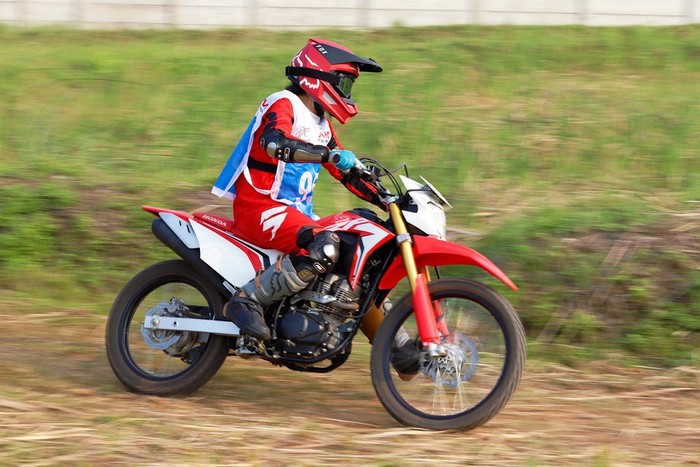 Sepatu offroad atau sepatu naik motor offroad