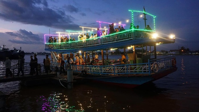 Wisata menyusuri Sungai Kapuas menarik untuk dicoba saat berwisata ke Pontianak. Sambil menaiki kapal wisata, penumpang pun bisa menikmati pemandangan.