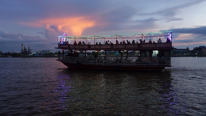 Seru! Menyusuri Sungai Kapuas Naik Kapal Wisata Wisata menyusuri Sungai Kapuas menarik untuk dicoba saat berwisata ke Pontianak. Sambil menaiki kapal wisata, penumpang pun bisa menikmati pemandangan.