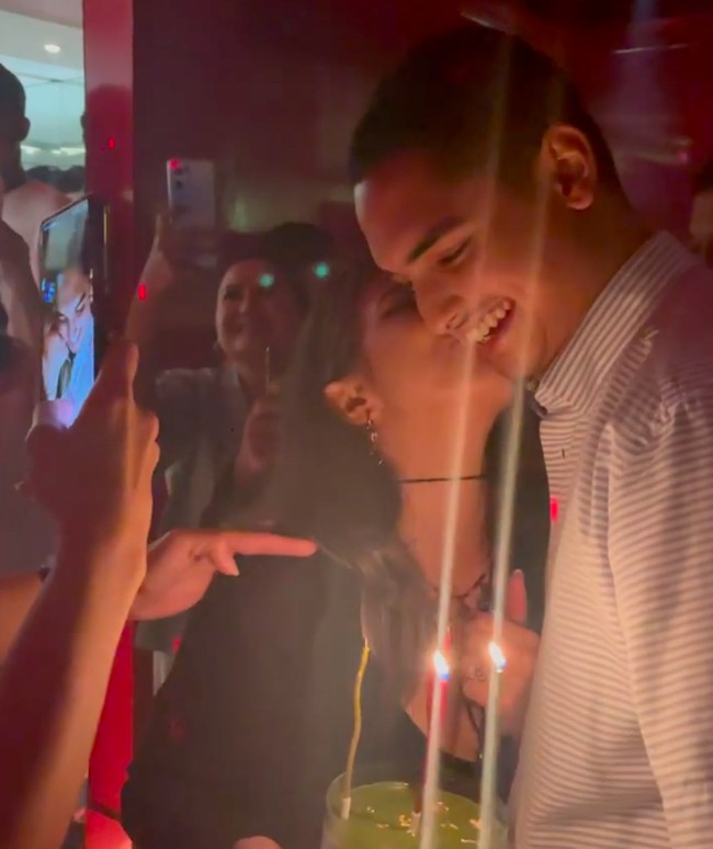 Cewek 23 tahun yang tengah mengembangkan karier di dunia akting itu pun tampak mencium pipi sang kekasih setelah momen tiup lilin. Foto: dok. Instagram/@sharazaaa