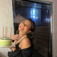 Detik-detik Shalom memberikan kejutan untuk sang kekasih. Dia berpose dengan kue yang akan diberikan untuk kekasihnya.Foto: dok. Instagram/@sharazaaa