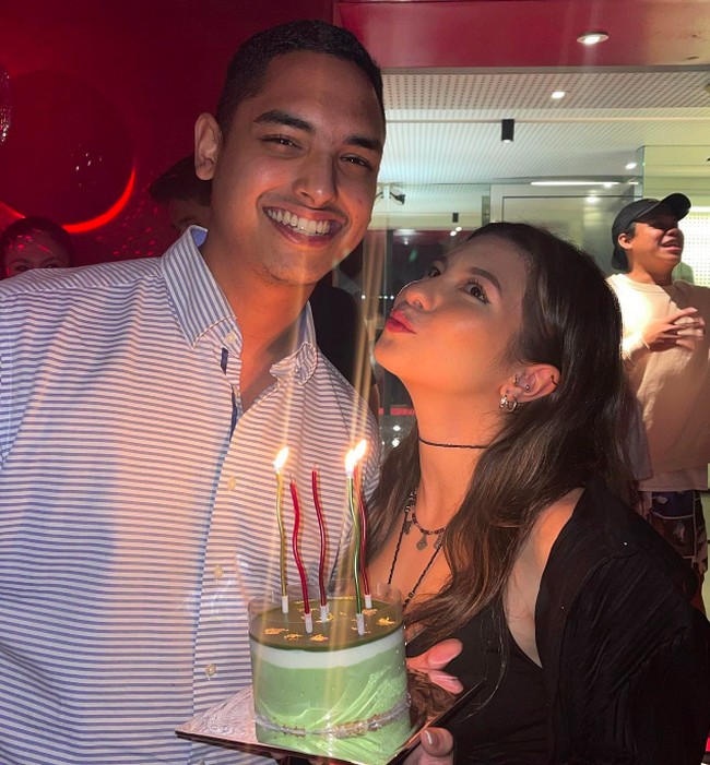 Inilah momen Shalom Razade merayakan ulang tahun kekasihnya Sulthan Alatas. Senyum bahagia tampak di wajah Sulthan. Foto: dok. Instagram/@sharazaaa