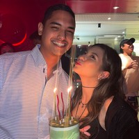 Inilah momen Shalom Razade merayakan ulang tahun kekasihnya Sulthan Alatas. Senyum bahagia tampak di wajah Sulthan. Foto: dok. Instagram/@sharazaaa