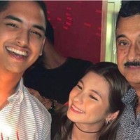 Hubungan Shalom dan Sulthan sudah direstui oleh orang tua masing-masing. Tampak ayah Sulthan hadir di acara tersebut. Terkuak, Sulthan merupakan putra dari Jay Alatas yang merupakan musisi jazz dan pengusaha. Foto: dok. Instagram/@sharazaaa