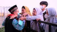 Keluarga melepas keberangkatan jemaah haji SIG di Wisma A Yani Gresik, Jawa Timur.