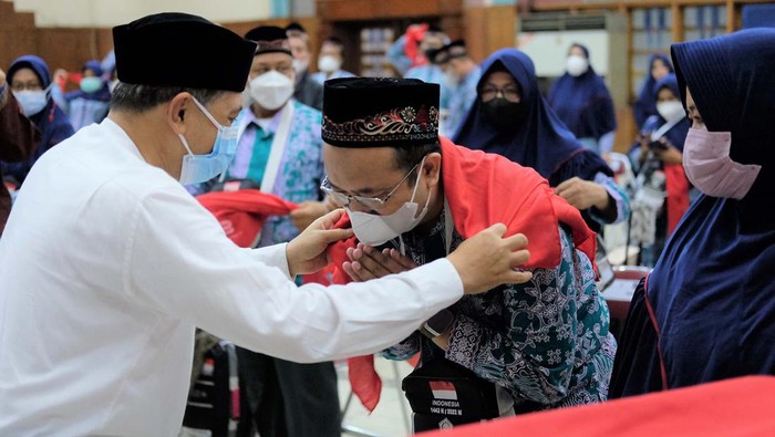 SIG Berangkatkan 113 Jemaah Haji Kloter 18 dan 21 Gresik PT Semen Indonesia (Persero) Tbk (SIG) memberangkatkan 113 jemaah haji kloter 18 dan Kloter 21 Kabupaten Gresik. Pelepasan jemaah dilakukan di Wisma A Yani Gresik.