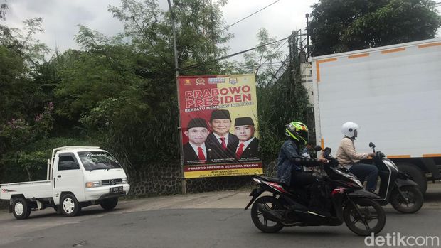 Spanduk dukungan untuk Prabowo Subianto di Sukabumi.