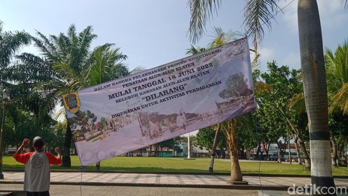 Spanduk Larangan Berjualan bagi PKL di Alun-alun Klaten. Aturan ini berlaku mulai 18 Juni 2022.