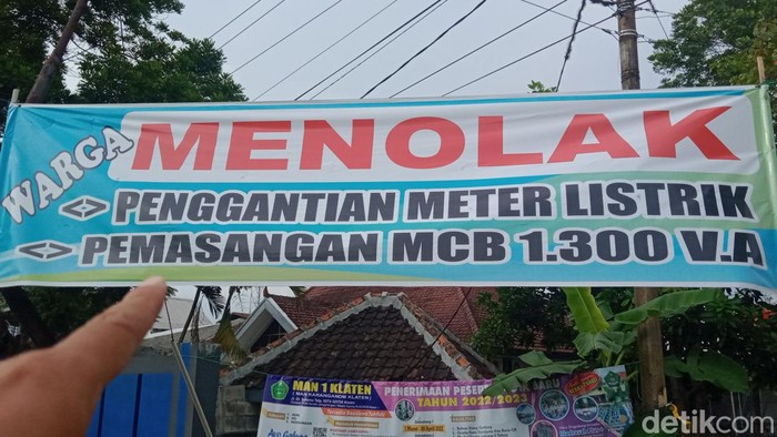 Spanduk penolakan penggantian meter listrik-MCB di Klaten