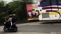 Menanggapi adanya pemasangan spanduk tersebut, Ketua KPU Sri  Utami mengatakan, pihaknya belum mengetahui secara pasti apakah spanduk tersebut merupakan bentuk kampanye atau bukan. KPU dalam hal ini, kata dia, bertanggung jawab dalam masa kampanye, alat peraga kampanye dan lain-lain. 