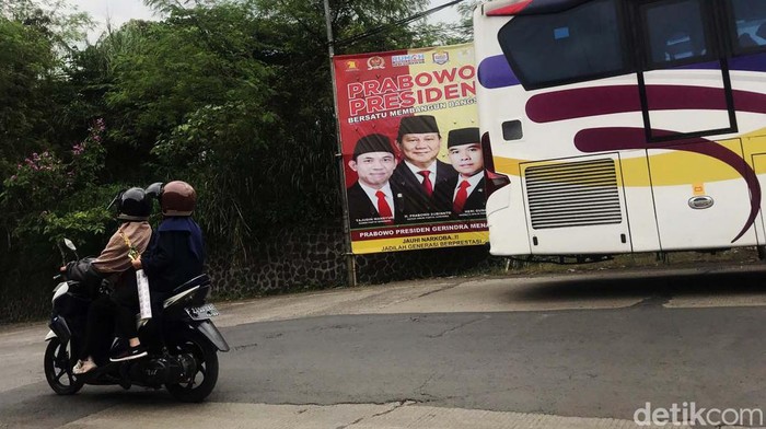 Spanduk Prabowo Presiden Mejeng di Sukabumi Spanduk dukungan untuk Menteri Pertahanan (Menhan) RI Prabowo Subianto menjadi calon Presiden dalam helatan Pemilu 2024 mulai terlihat di jalanan Kota Sukabumi.
