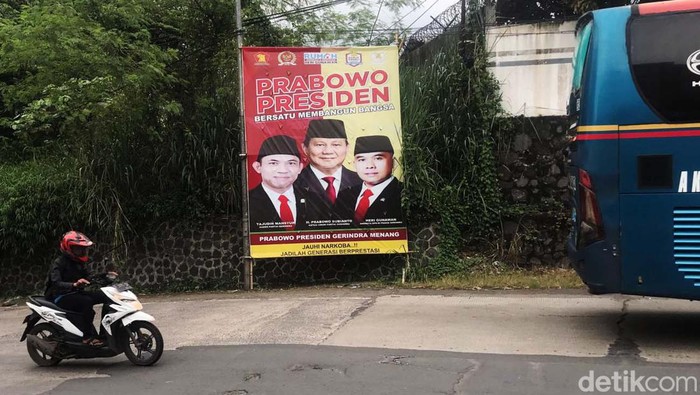 Spanduk dukungan untuk Menteri Pertahanan (Menhan) RI Prabowo Subianto menjadi calon Presiden dalam helatan Pemilu 2024 mulai terlihat di jalanan Kota Sukabumi.