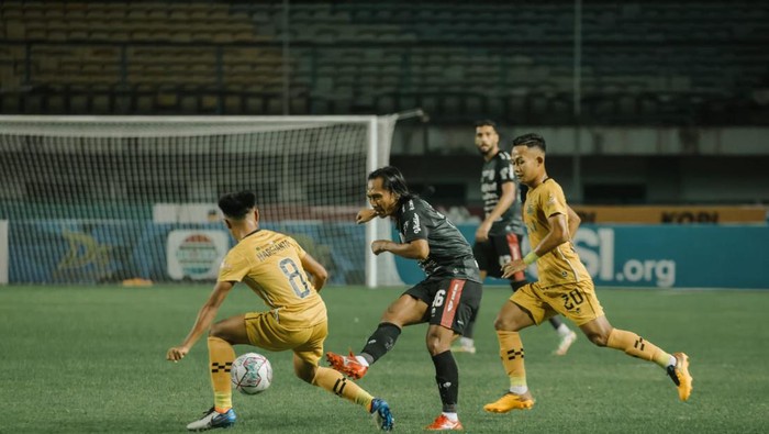Suasana pertandingan Bali United Vs Bhayangkara FC di lanjutan Piala Presiden 2022, Kamis (16/6/2022) malam.