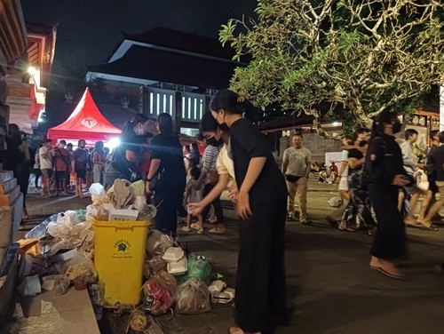 Suasana PKB Rabu (15/6/2022) malam pengunjung membludak, sampah menggunung di area Taman Budaya Art Center, Denpasar