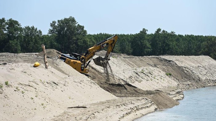 A general view shows the desiccated bed of the river Po in Boretto, northeast of Parma, on June 15, 2022. - According to the river observatory, the drought affecting Italy's longest river Po is the worst in the last 70 years. (Photo by Piero CRUCIATTI / AFP) (Photo by PIERO CRUCIATTI/AFP via Getty Images)