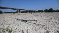 Penampakan dasar sungai Po yang mengering di Boretto, timur laut Parma, Italia, Rabu, (15/6/2022).
