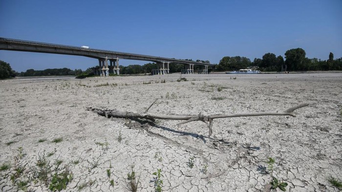 Sungai Terpanjang di Italia Mengering, Terparah Dalam 70 Tahun A general view shows the desiccated bed of the river Po in Boretto, northeast of Parma, on June 15, 2022. - According to the river observatory, the drought affecting Italy's longest river Po is the worst in the last 70 years. (Photo by Piero CRUCIATTI / AFP) (Photo by PIERO CRUCIATTI/AFP via Getty Images)