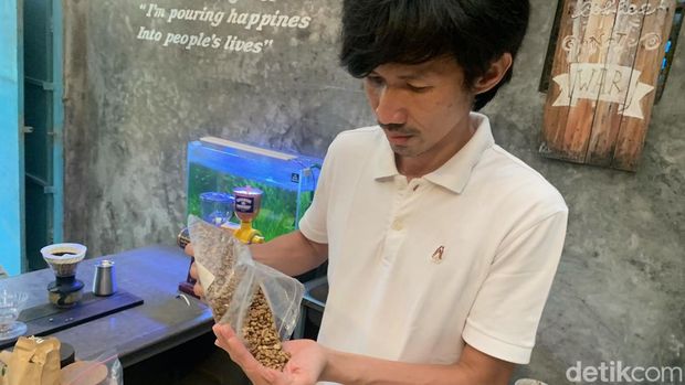 Tanu Wijaya, pengolah biji kopi Karawang sehingga menjadi yang terbaik di Jabar