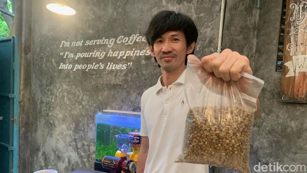 Tanu Wijaya, pengolah biji kopi Karawang sehingga menjadi yang terbaik di Jabar