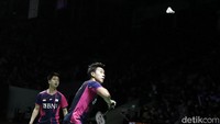 Namun Kang Min Hyuk/Seo Seung Jae berbalik unggul dan mempertahankan keunggulan. Kevin/Marcus pun kalah dengan skor 14-21.