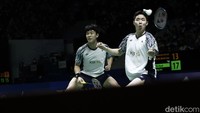 Mendapatkan angin dari gim pertama, Kang/Seo langsung ngebut di awal gim kedua. Tiga angka beruntun didapat oleh Kang/Seo.