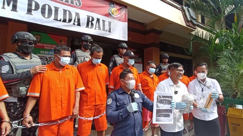 Tujuh pelaku dugaan tindak pidana pengancaman dan perampasan dihadirkan saat konferensi pers di Mapolda Bali, Kamis (16/6/2022).