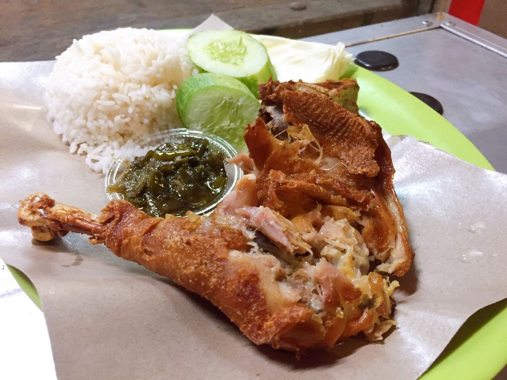Turun di Halte TJ Juanda, Kamu Bisa Jajan Gudeg Jogja hingga Ayam Ancur