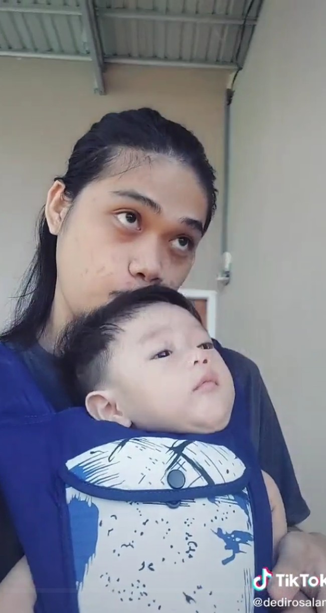 Buat suami jangan anggap remeh pekerjaan istri rumah, karena saya dan suami lain yang seperti saya sudah merasakan sulitnya mengerjakan pekerjaan rumah, ujarnya. Foto: Dok. TikTok @dedirosalam. Foto: Dok. TikTok @dedirosalam.