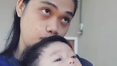 Foto: Begini Keseharian Pria Viral Jaga Anak di Rumah, Istri Kerja Jadi PNS