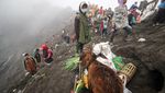 Cuaca Dingin Iringi Larung Sesaji Kawah Bromo