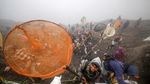 Cuaca Dingin Iringi Larung Sesaji Kawah Bromo