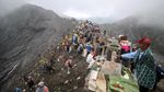 Cuaca Dingin Iringi Larung Sesaji Kawah Bromo