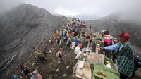 Upacara Kasada merupakan upacara adat masyarakat Suku Tengger sebagai bentuk ucapan syukur kepada Sang Hyang Widi sekaligus meminta berkah dan menjauhkan dari malapetaka.   