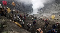 Yadnya Kasada adalah ritual kurban ke kawah Gunung Bromo yang digelar setahun sekali setiap bulan Kasada hari ke-14 dalam penanggalan kalender tradisional Hindu Tengger.   