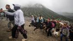 Cuaca Dingin Iringi Larung Sesaji Kawah Bromo