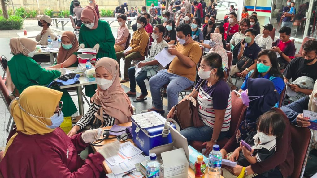 Sambut HUT Bhayangkara, Polisi di Tangerang Gelar Vaksin Gratis Sembako