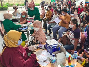 Sambut HUT Bhayangkara, Polisi di Tangerang Gelar Vaksin Gratis Sembako