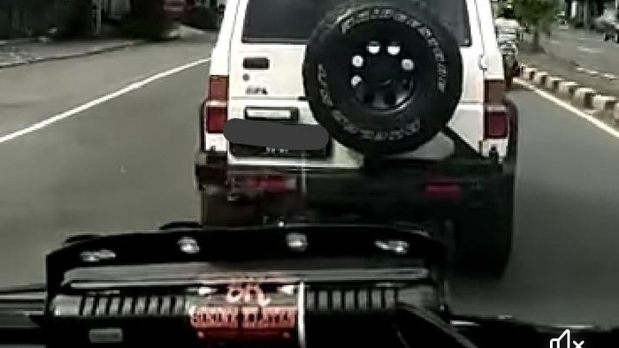 Viral mobil jip halangi ambulans di Klaten.