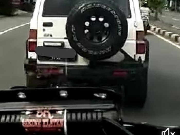 Viral mobil jip halangi ambulans di Klaten.