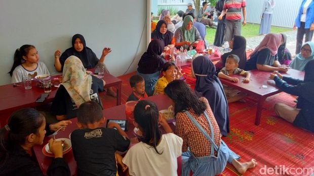 Pengunjung di warung makan murah di Kisaran, Asahan. (Foto: Perdana/detikSumut)