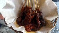 Jika pengunjung ramai, dalam sehari dia bisa menjual sebanyak 30 porsi sate biawak. Satu porsi sate biawak dibanderol dengan harga Rp 20 ribu, berisi 8 tusuk sate lengkap dengan lontong.