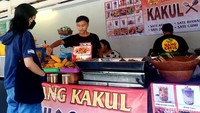 Selain sate biawak, Pondok Sate Mang Kakul juga menjual menu unik lainnya seperti sate kakul dan kelinci dengan pilihan rasa pedas manis dan suna cekuh. Berikutnya ada juga baby crab crispy, cumi, dan berbagai kudapan lainnya. Pondok Sate Mang Kakul buka mulai dari pukul 08.00-23.00 WITA. Stand mereka berada di area kuliner PKB, tepatnya di sebelah pintu masuk arena pasar malam.