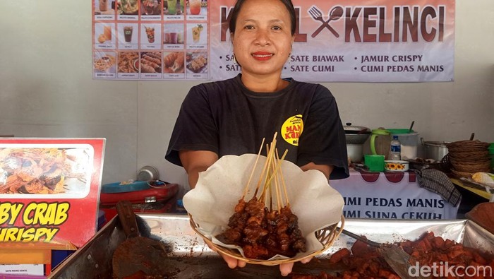 Wisata Kuliner Mencicipi Sate Biawak di Bali, Tertarik Coba? Pesta Kesenian Bali ke-44 tak hanya menghadirkan pementasan seni dan produk-produk IKM. Pengunjung pun bisa wisata kuliner, salah satunya mencicipi sate biawak.
