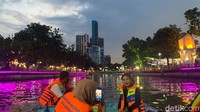Pengunjung wisata perahu Kalimas Surabaya sedang foto-foto/Foto: Nadya C L/detikJatim