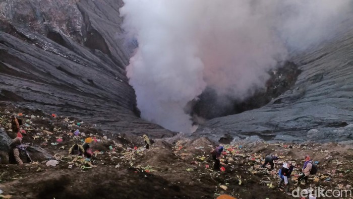 Yadnya Kasada 2022 ditutup dengan larung sesaji. Hasil bumi dan hewan ternak dilemparkan ke kawah Gunung Bromo.