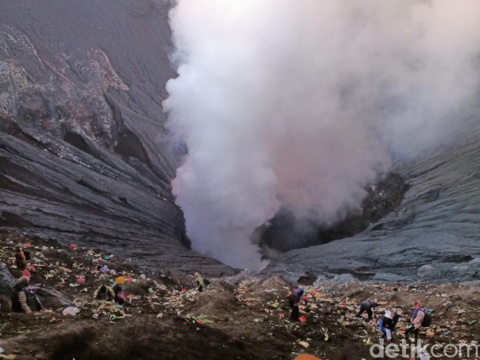 Yadnya Kasada 2022 Yadnya Kasada 2022 ditutup dengan larung sesaji. Hasil bumi dan hewan ternak dilemparkan ke kawah Gunung Bromo.